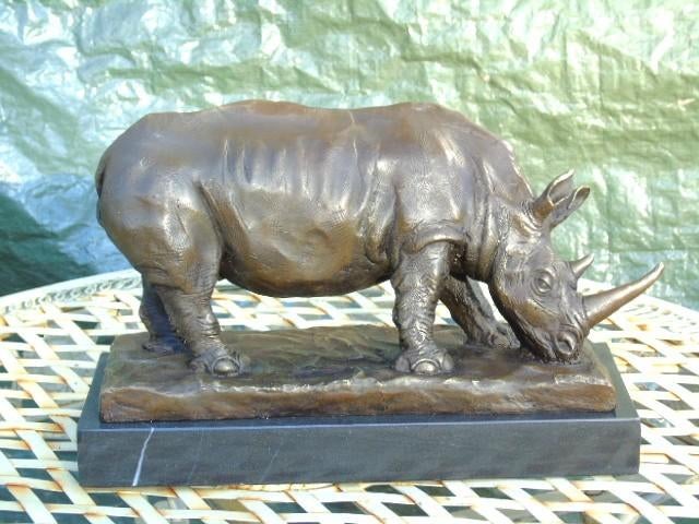 gesigneerde bronzen neushoorn, MILO., Antiek en Kunst, Antiek | Brons en Koper, Brons, Ophalen of Verzenden