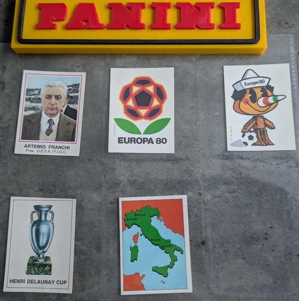 PANINI VOETBAL STICKERS EUROPA 80 x zeldzaam logo mascotte, Hobby en Vrije tijd, Verzenden, Nieuw