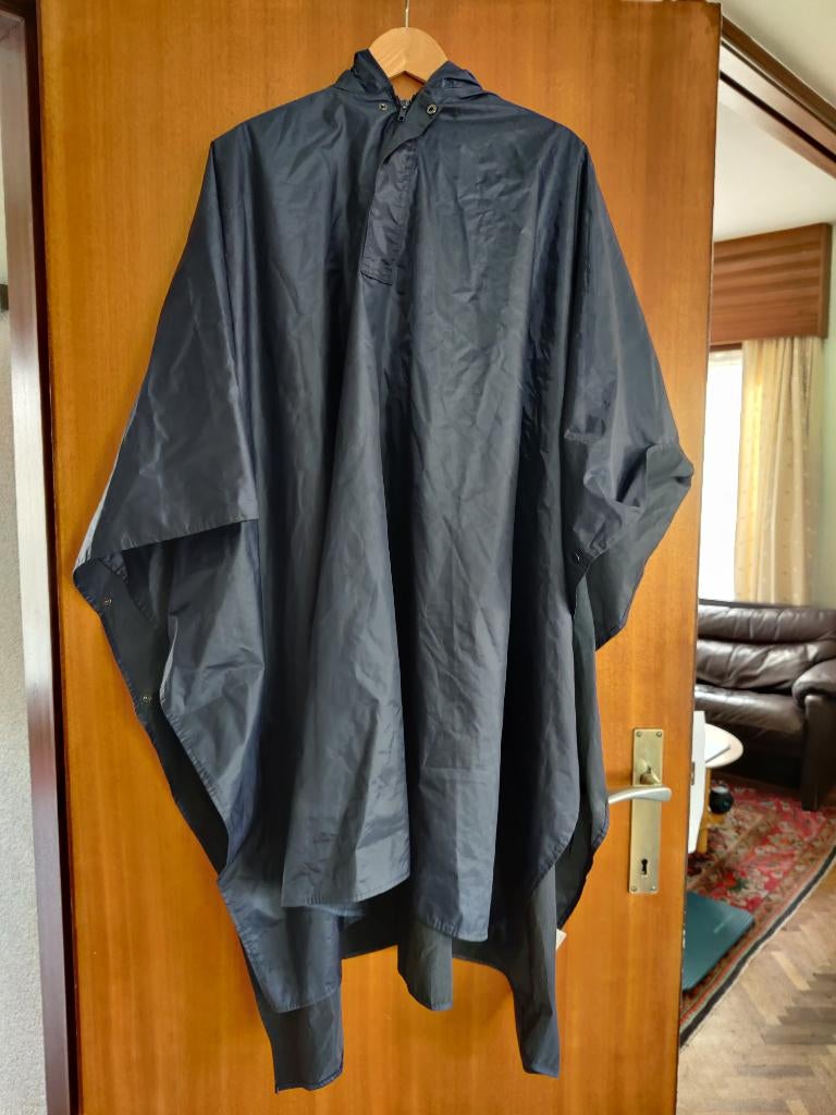 poncho donderblauw maat Large 100% dik polyester PU-coating, Caravanes & Camping, Vêtements de pluie, Enlèvement, Comme neuf, Poncho de pluie