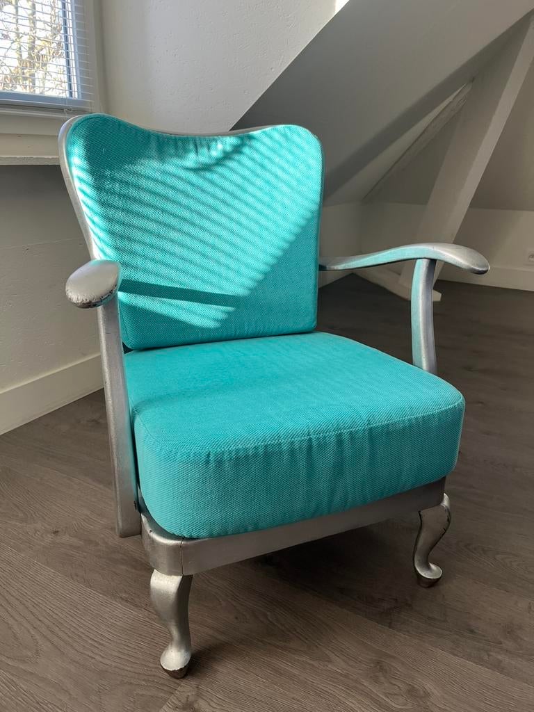 Fauteuil bekleed in lichtblauw en zilverkleurig houtwerk, Ophalen, Zo goed als nieuw