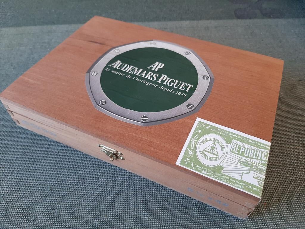 Houten kist in uitstekende staat, Verzamelen, Merken en Reclamevoorwerpen, Ophalen of Verzenden, Zo goed als nieuw