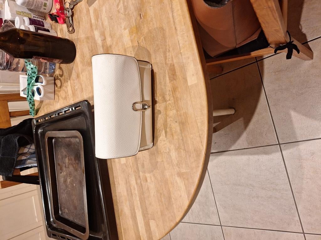 Ik verkoop allerlei handtassen de meeste zijn nooit gebruikt, Ophalen of Verzenden