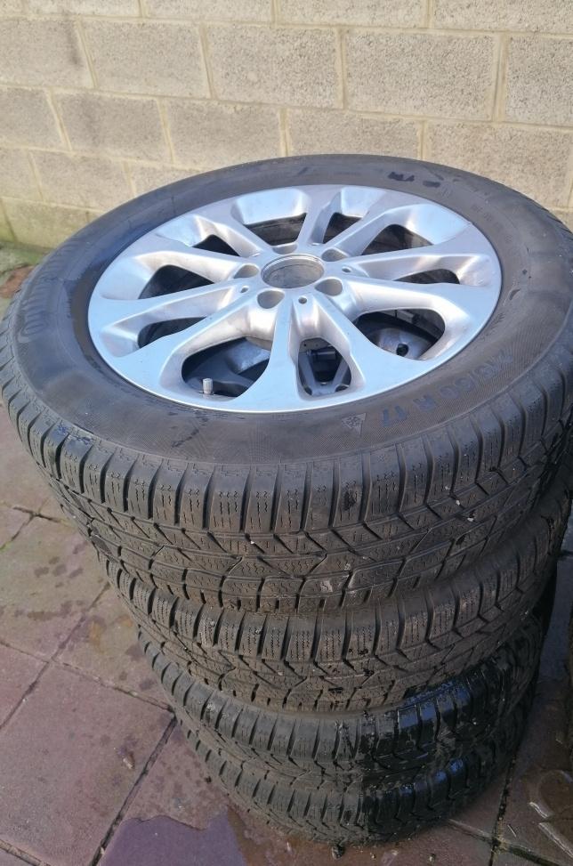 4 Jantes 17 pouces Mercedes + pneus hiver 215/60 R17, Autos : Pièces & Accessoires, Pneus & Jantes, Pneus hiver, Enlèvement, Pneu(s)