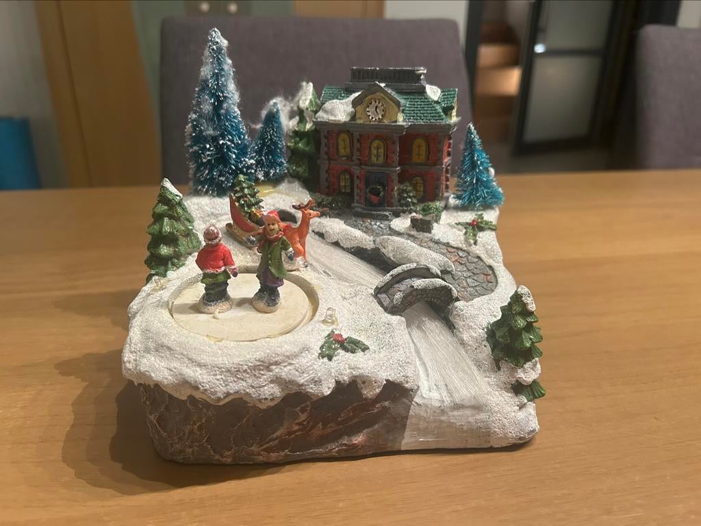 Kersthuisje met schaatsers - kerstdecoratie, Diversen, Kerst, Zo goed als nieuw, Ophalen of Verzenden