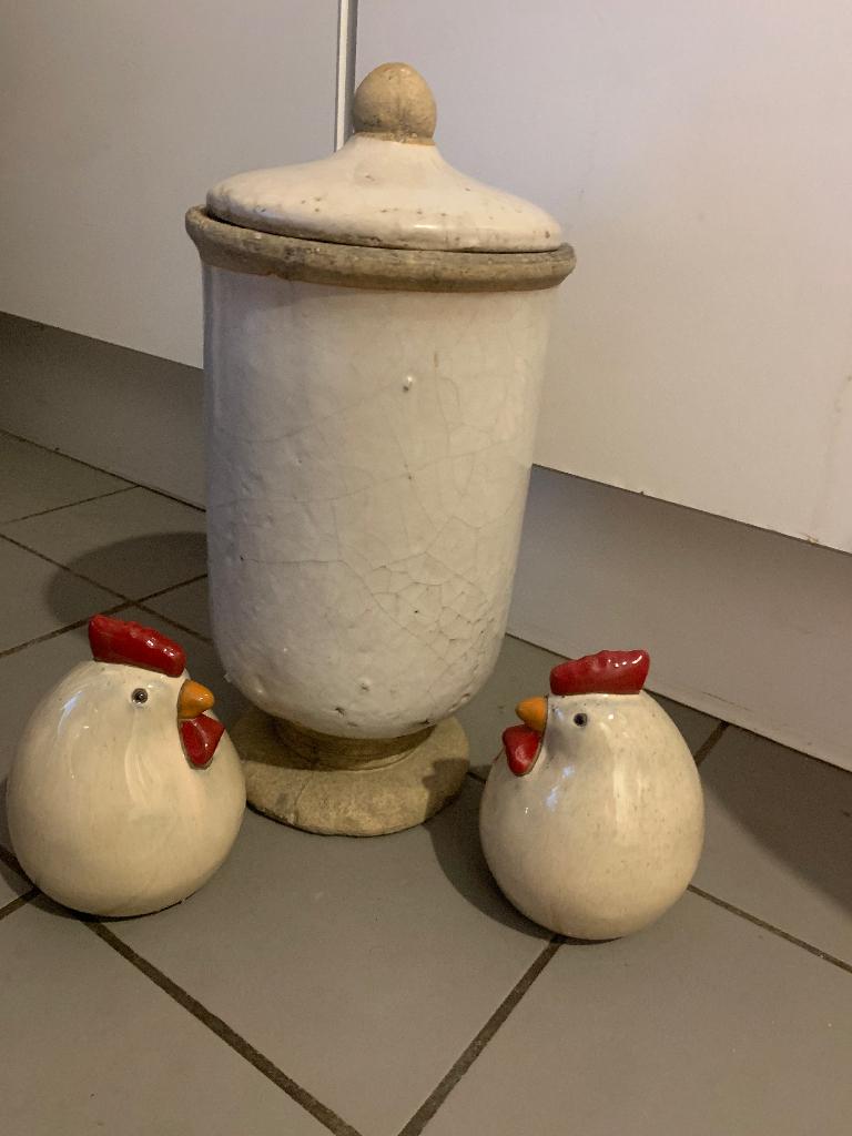 Vintage geëmailleerde dekselpot en twee zittende kippen, Ophalen of Verzenden