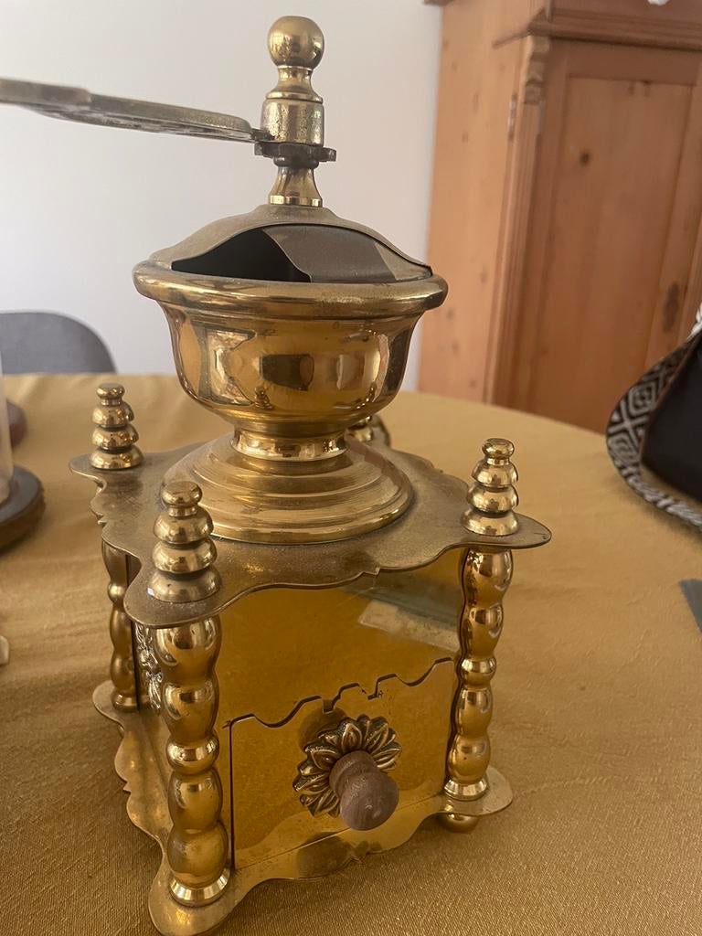 Vintage koperen koffiemolen, Ophalen