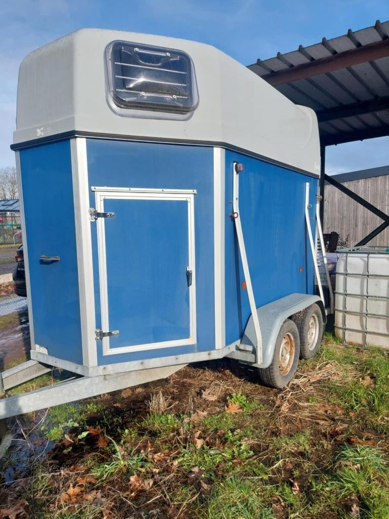 Paardentrailer enkele gebruiksporen en slijtage., Ophalen