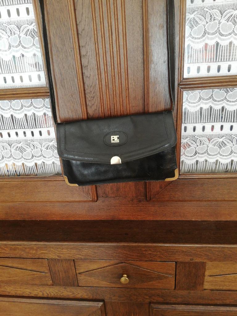 Sac à bandoulière en cuir italien. Noir. PE Florence., Enlèvement ou Envoi, Comme neuf, Noir, Cuir