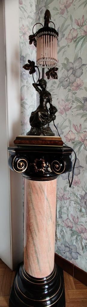 Bronzen beeld met lamp op zuil, Enlèvement, Comme neuf