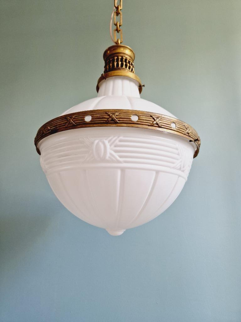 Grande suspension Art Déco en verre laiteux et laiton,1920, Enlèvement ou Envoi