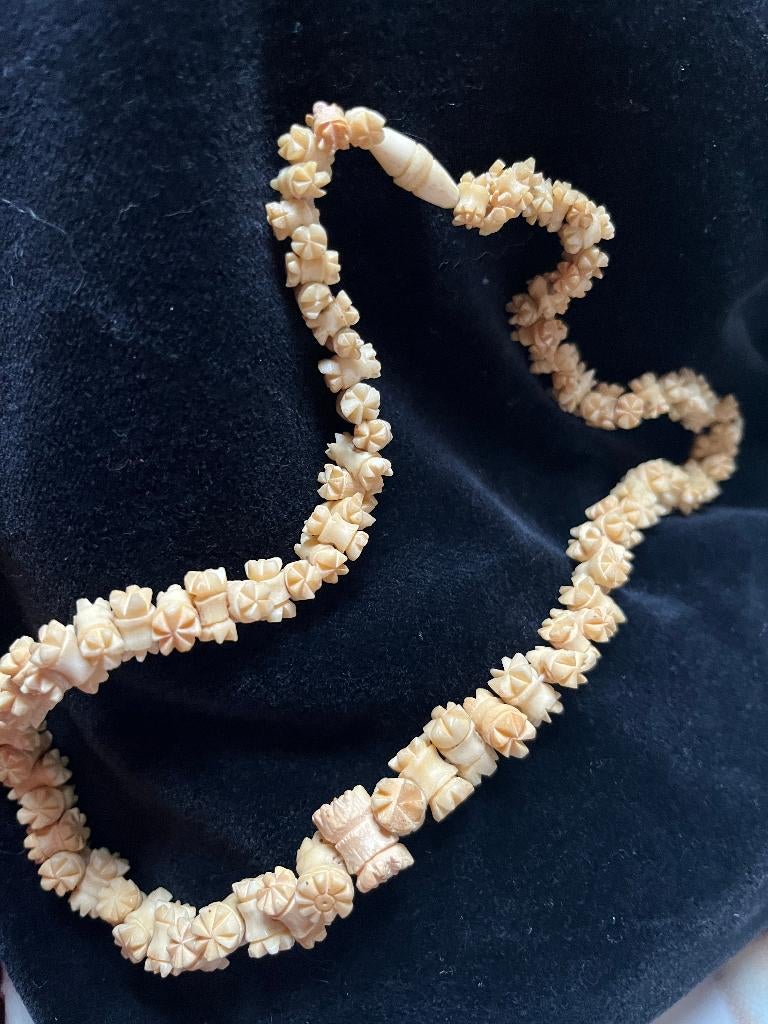 vintage ketting 1939, Handtassen en Accessoires, Kettingen, Ophalen of Verzenden, Gebruikt, Beige, Overige materialen