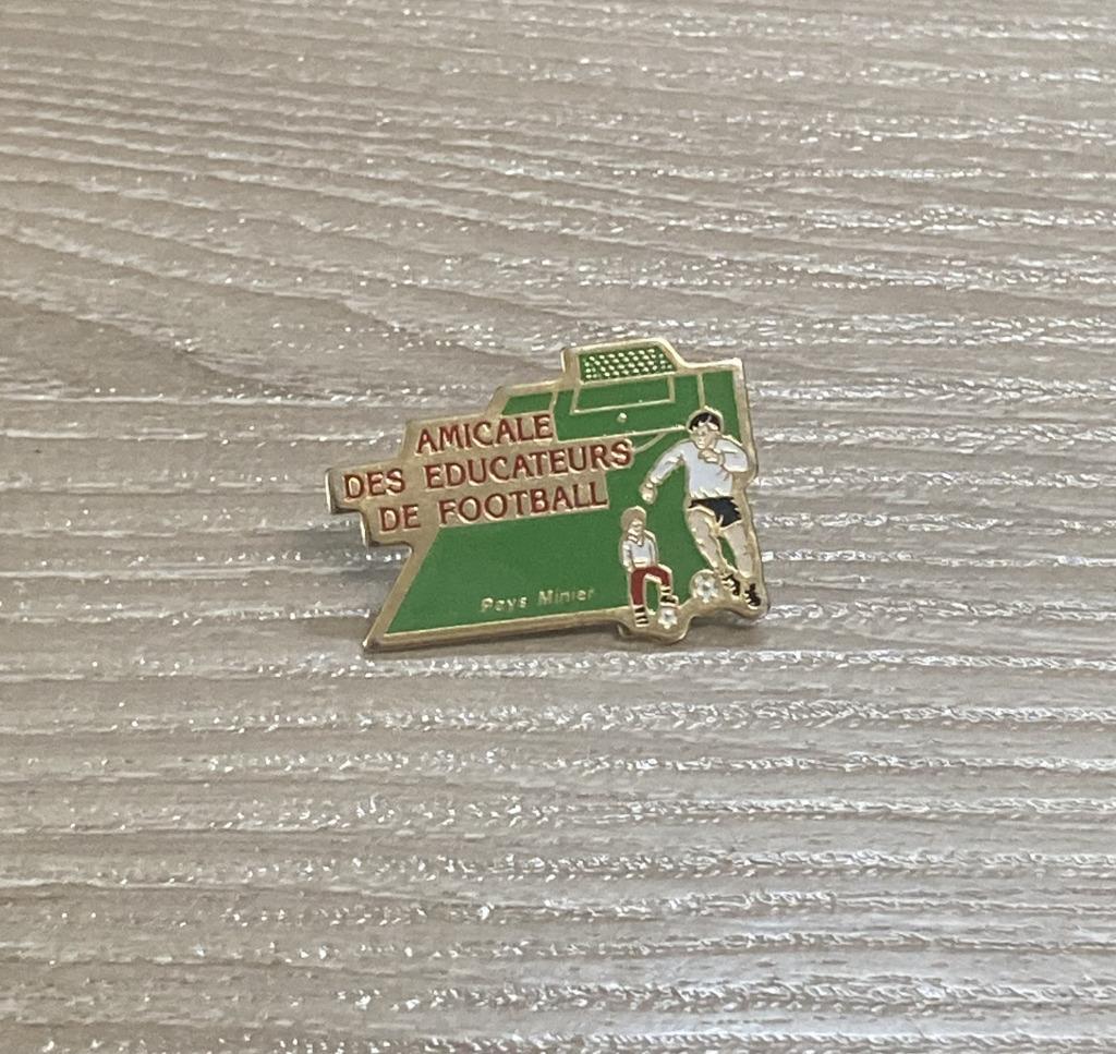PIN - AMICALE DES EDUCATEURS DE FOOTBALL - VOETBAL, Envoi, Utilisé, Sport, Insigne ou Pin's