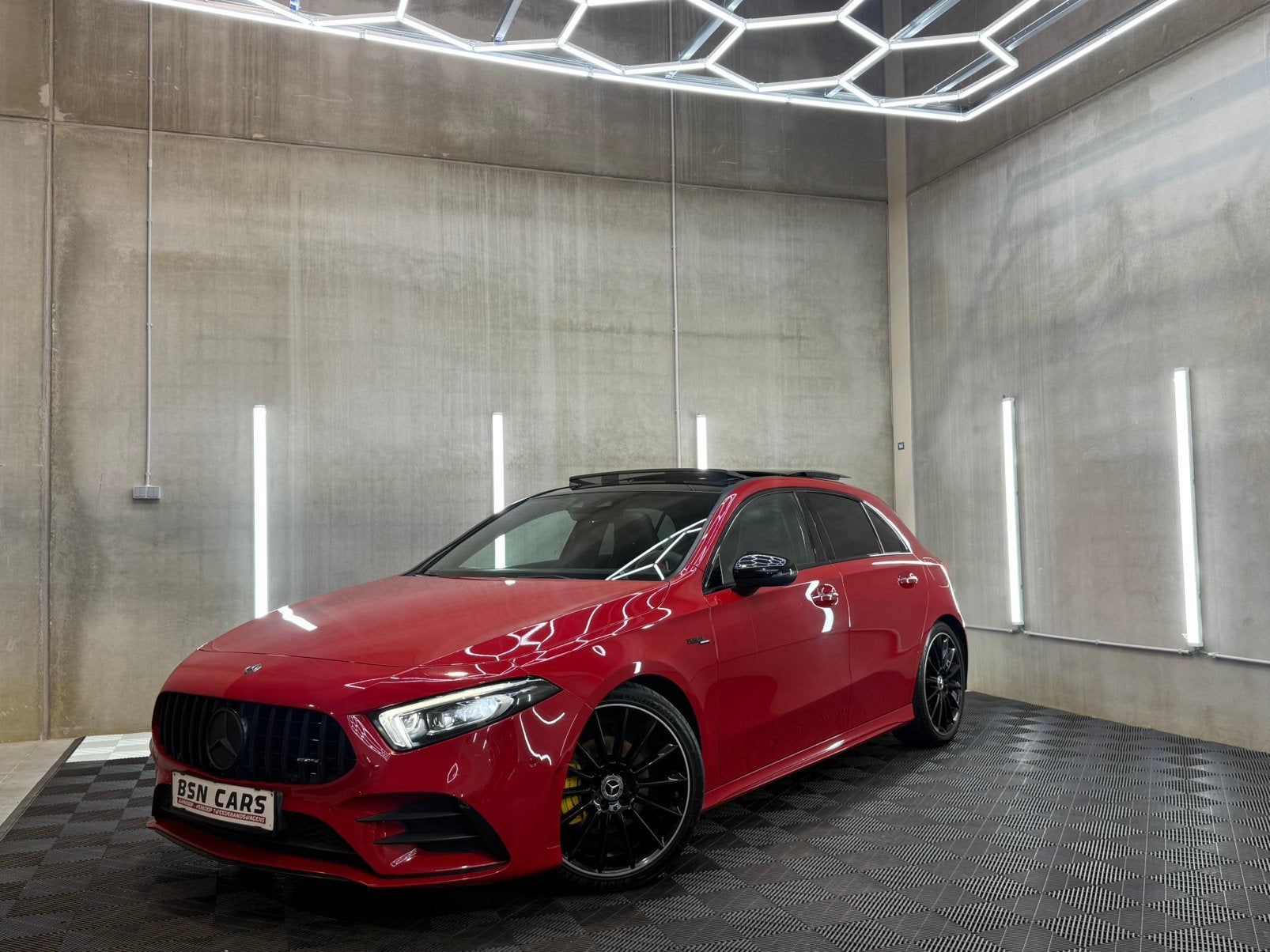 MERCEDES-BENZ A180D/A35 LOOK/PANO/MEMORY/SFEER/CARPLAY/GRNTI, Autos, Rouge, Achat, Euro 6, Entreprise