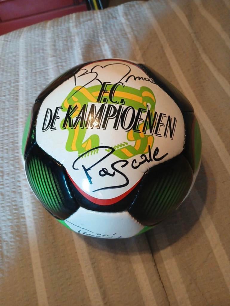 Gesigneerde F.C. De Kampioenen bal, Verzamelen, Ophalen of Verzenden, Zo goed als nieuw