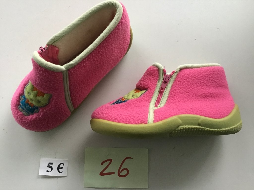 1 paar kinder pantoffels maat 26 voor 5 euro, Ophalen of Verzenden, Zo goed als nieuw