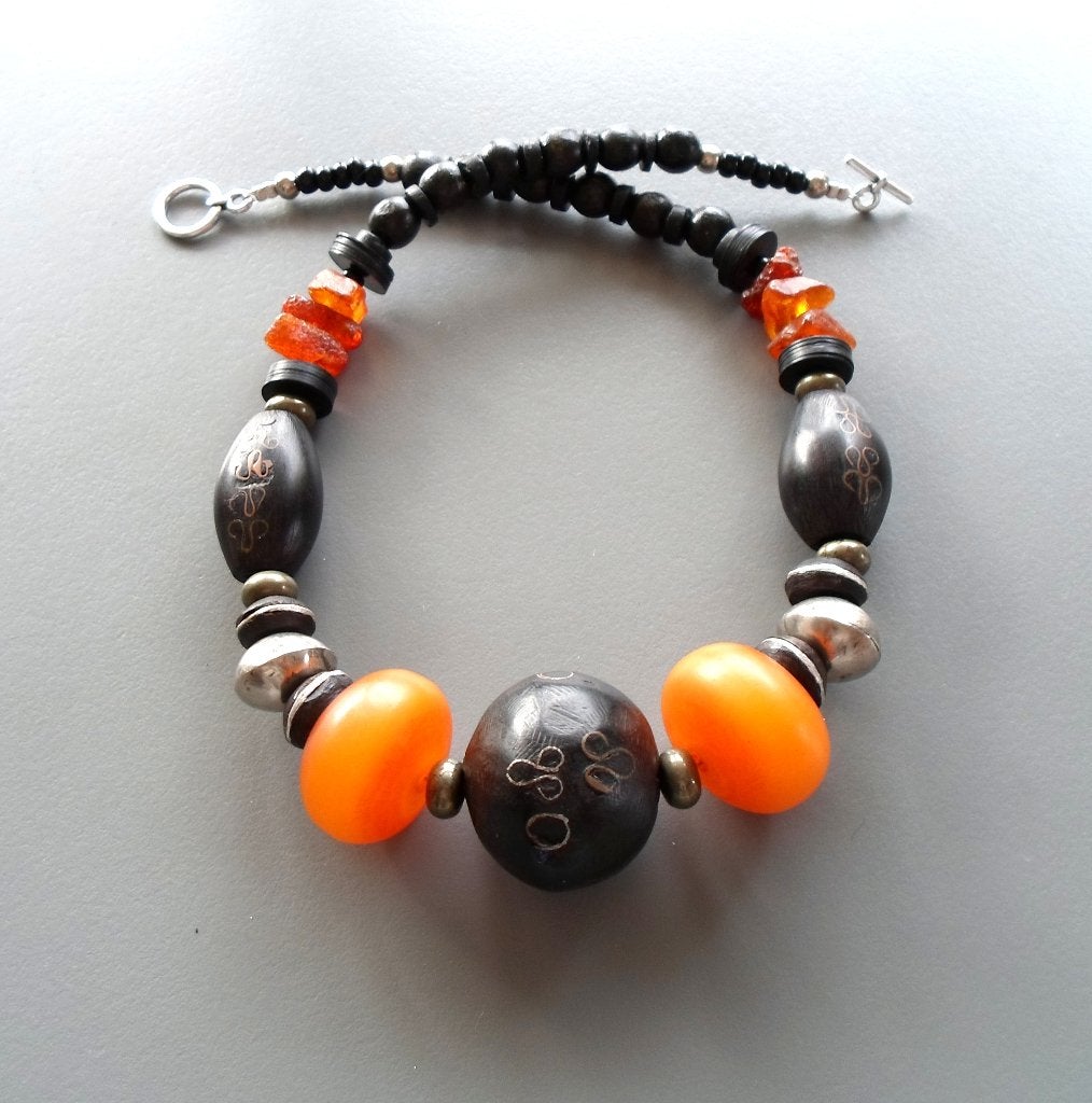 Afrikaanse ketting in zwart en amber met Toeareg kralen, Ophalen of Verzenden, Nieuw, Zwart, Overige materialen