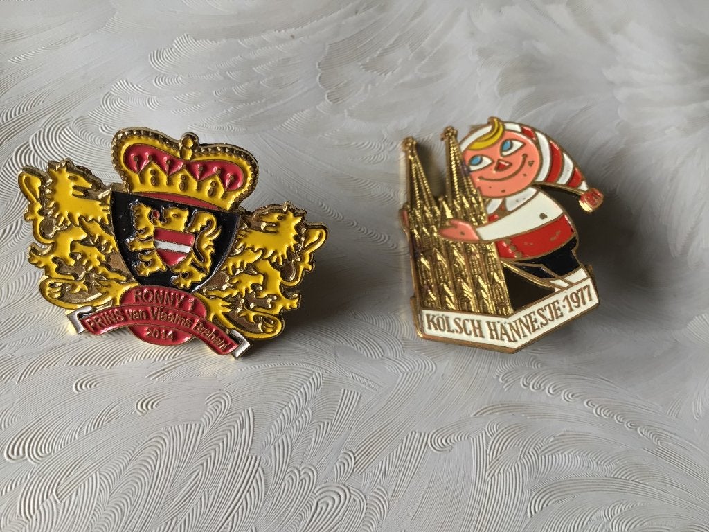2 épinglettes de carnaval 1977 et 2014, Enlèvement ou Envoi, Utilisé