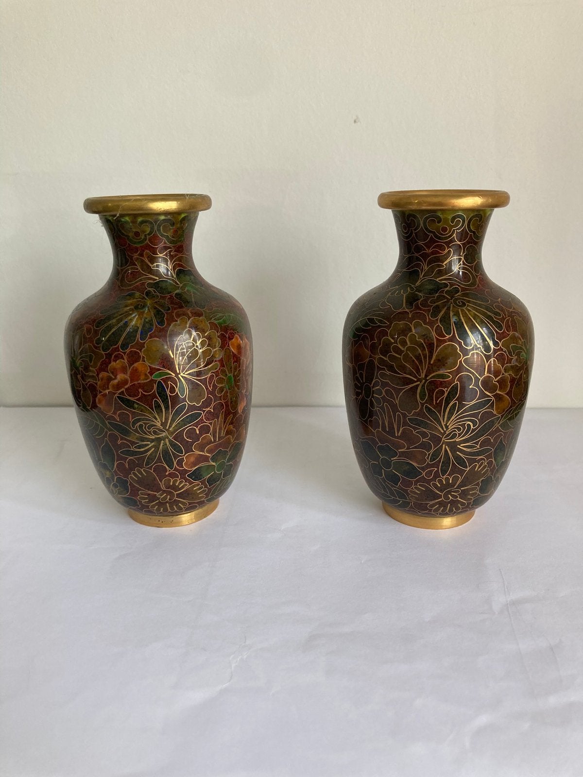 Vintage paar kleine cloisonné kastvazen met bloemenmotief, Ophalen of Verzenden