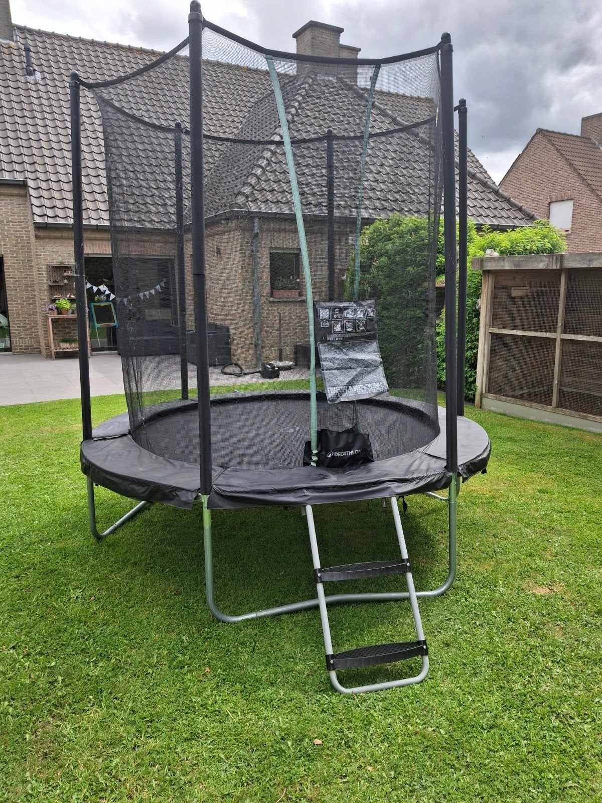 Trampoline 240 decathlon met ladder zo goed als nieuw, Enfants & Bébés, Jouets | Extérieur | Trampolines, Enlèvement