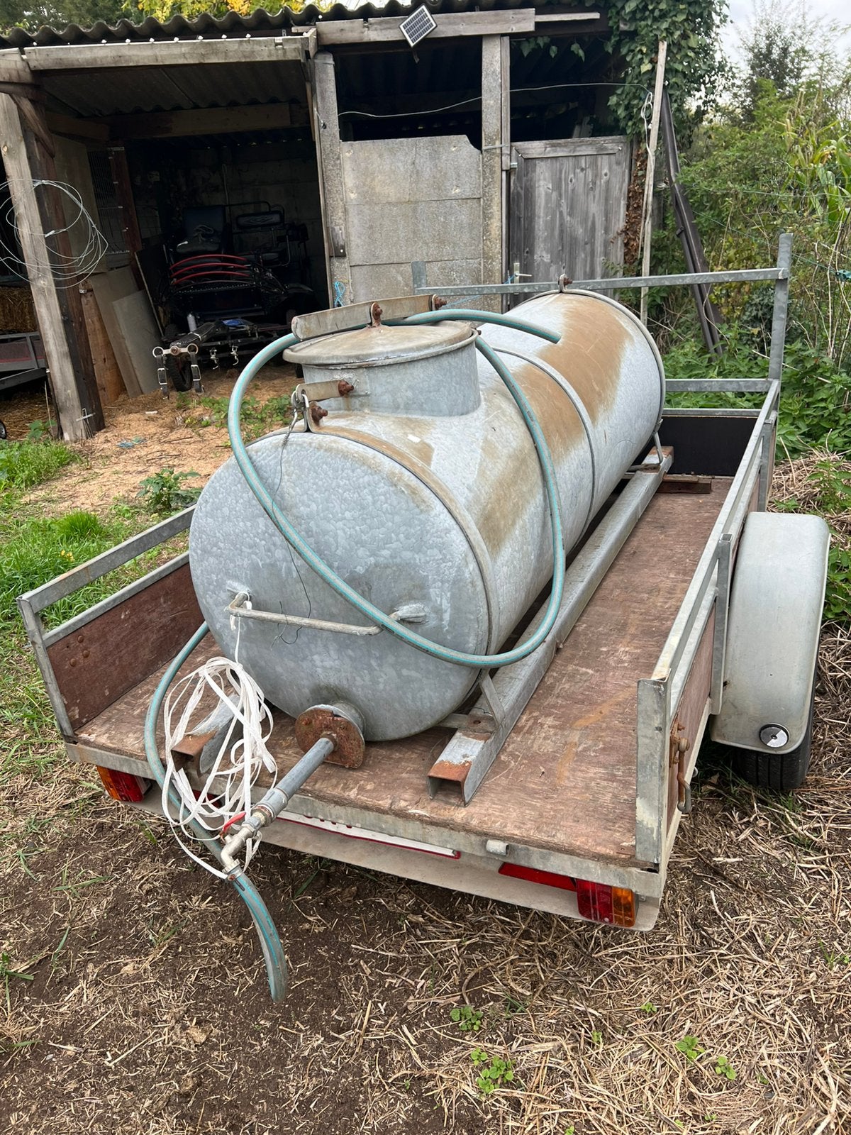 Watervat van 600 liter plus aanhangwagen, Ophalen, Zo goed als nieuw
