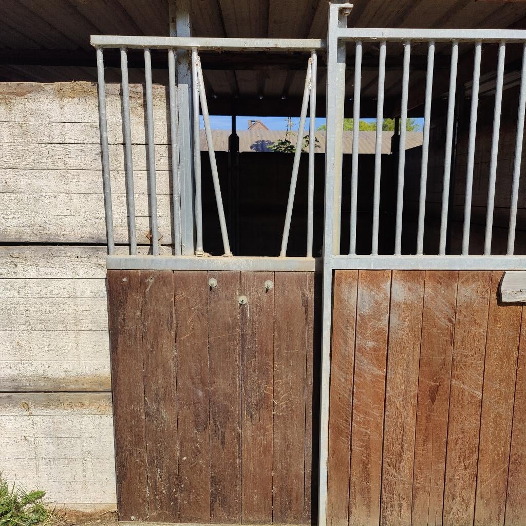 Grote dubbele paardenstal, Dieren en Toebehoren, Stalling, 2 of 3 paarden of pony's