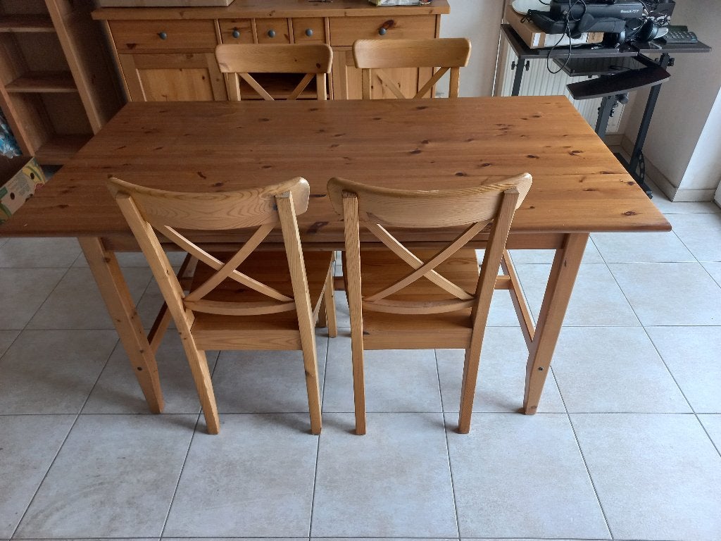 Eettafel met 4 stoelen, dressoir en boeken- of servieskast, Enlèvement, Utilisé, Pin, Landelijk