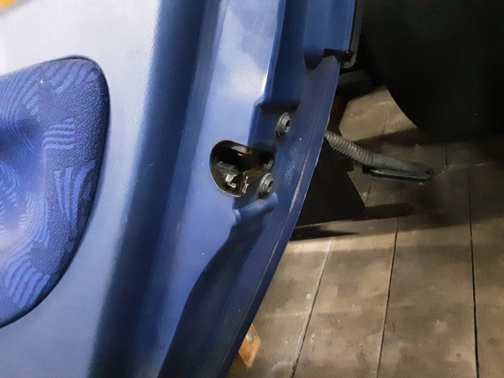 SERRURE DE PORTE AVANT DROITE Smart Fortwo Cabrio (451.4), Mevr. I. Hauben, Utilisé, Avant, Rue de l'Espoir 34 34
4030  GRIVEGNÉE, BE