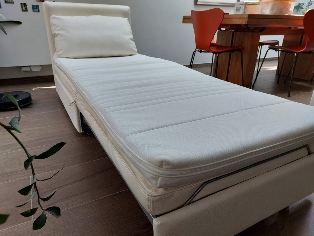 1-persoons slaapbank in wit kunstleder + matrastopper IKEA, Ophalen, Eenpersoons, Zo goed als nieuw, 80 cm
