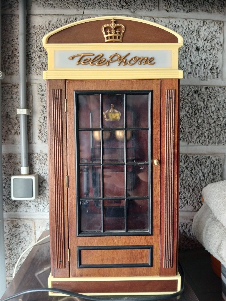 miniatuur Britse telefooncel met ingebouwde cassettespeler, Ophalen