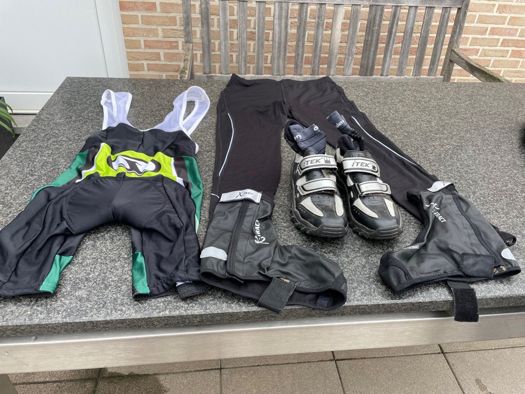 Fietskleding met schoenen, S, Enlèvement ou Envoi, Geen merk, Comme neuf