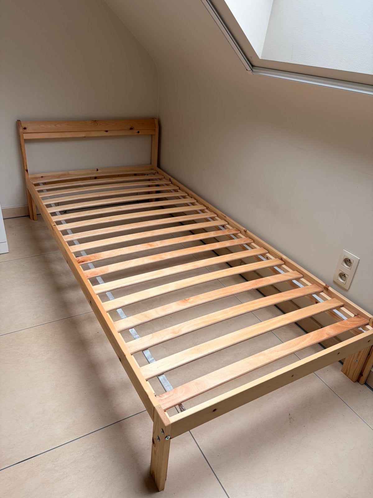 Ikea eenpersoonsbed, Huis en Inrichting, Ophalen, Zo goed als nieuw