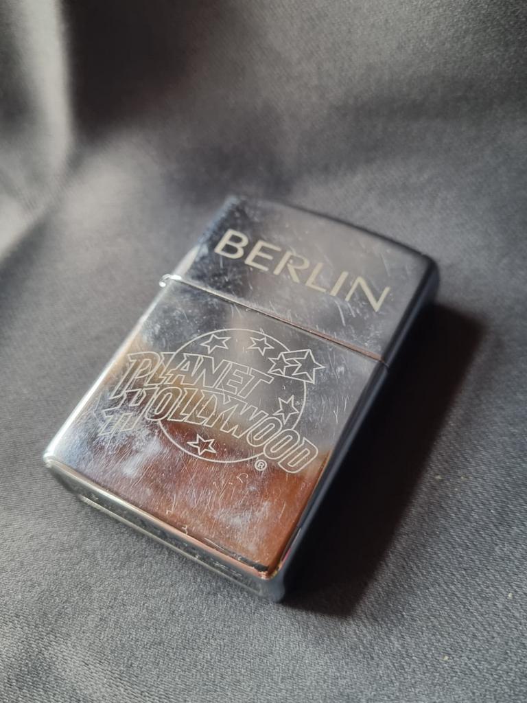 Zippo Berlin Planet Hollywood 1999, Envoi, Comme neuf, Briquet