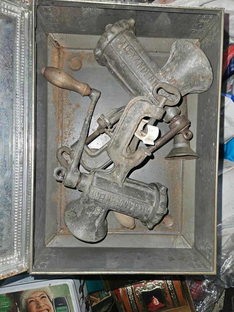 Antieke vleesmolen?, Enlèvement