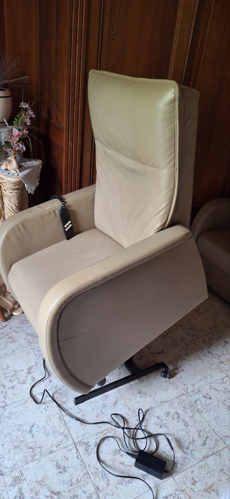 Twee elektrische relaxstoelen, één heeft een sta-op-functie, Enlèvement