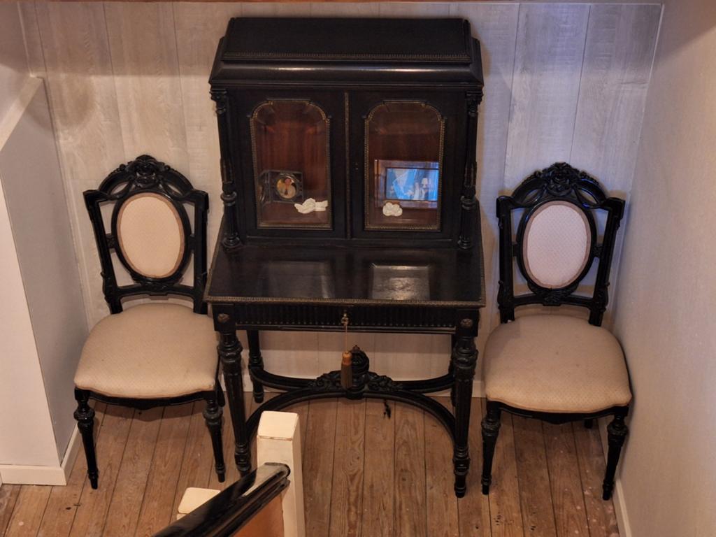 Armoire ancienne avec 2 chaises, Enlèvement