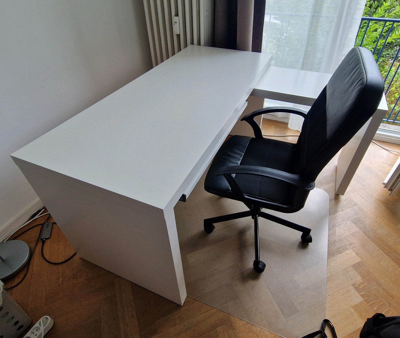 IKEA MALM bureau + uitschuifbare tafel- en toetsenbordstanda, Zakelijke goederen, Kantoor en Winkelinrichting | Kantoorartikelen