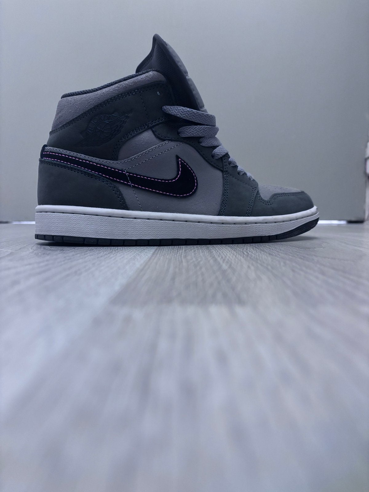 Air Jordan 1 Mid grey,black,orange, Kleding | Heren, Schoenen, Ophalen, Zo goed als nieuw, Sneakers