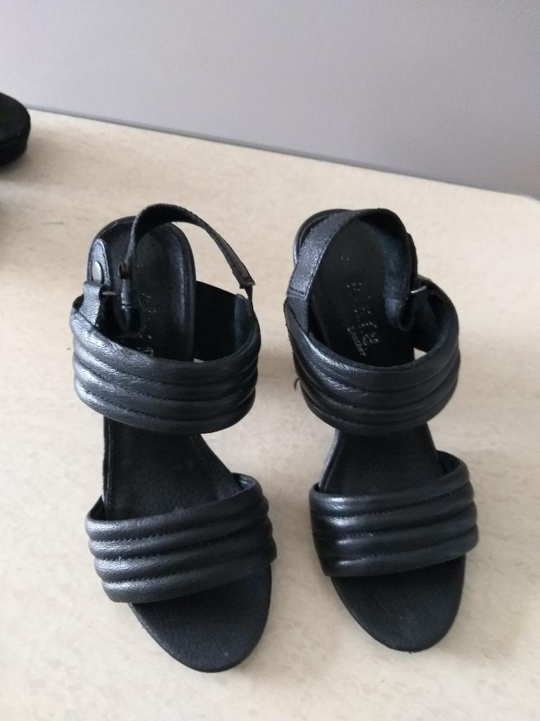 Zwarte sandalen, Zwart, Schoenen met hoge hakken, Gedragen, Ophalen