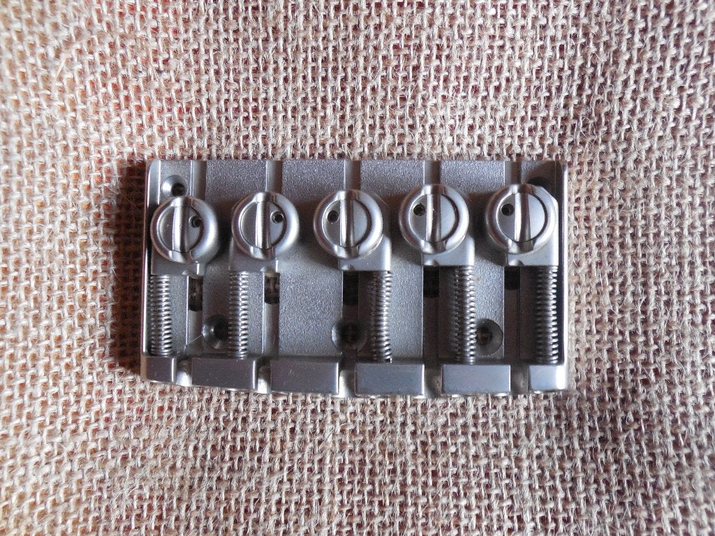 NOS - GOTOH PB AGH511-5 Strings Bass Bridge - Japan, Muziek en Instrumenten, Instrumenten | Onderdelen, Zo goed als nieuw, Elektrische basgitaar