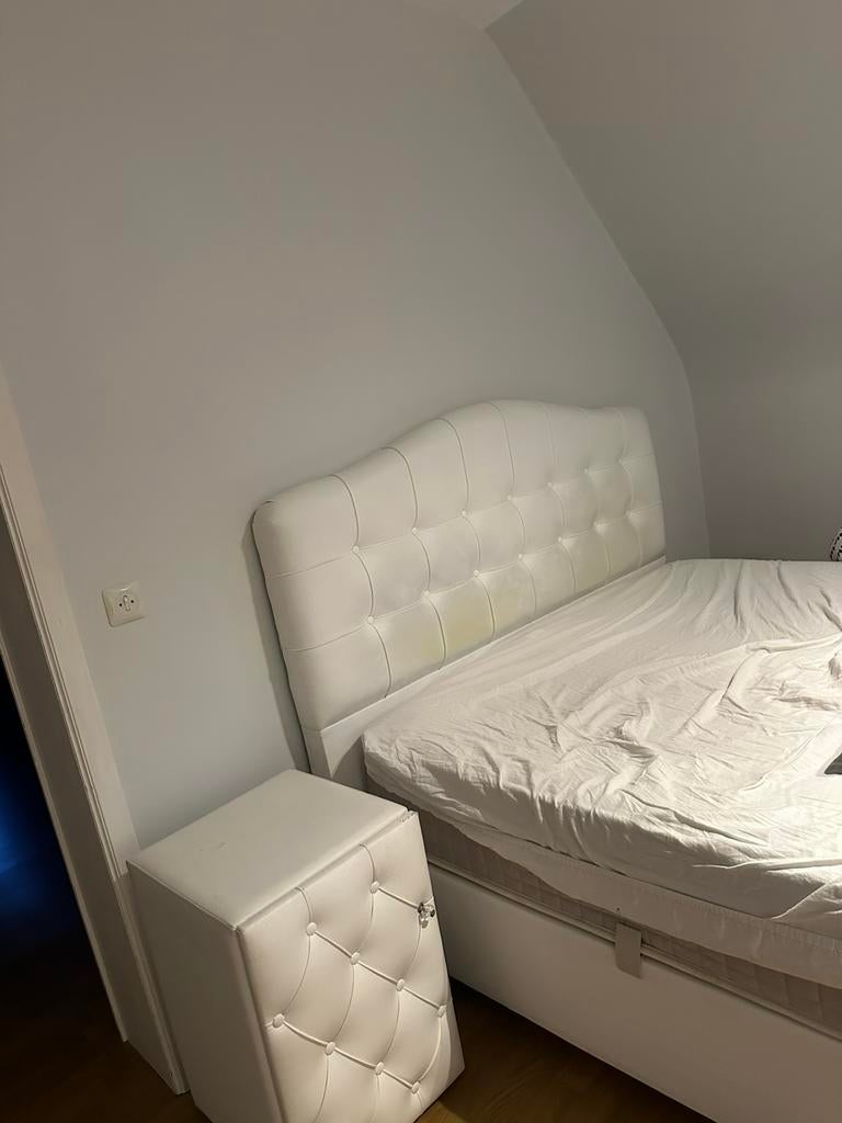 Boxspring 160x200 + matelas + table de chevet, Enlèvement, Comme neuf, Blanc