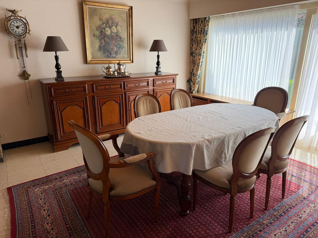 Tafel met 6 stoelen