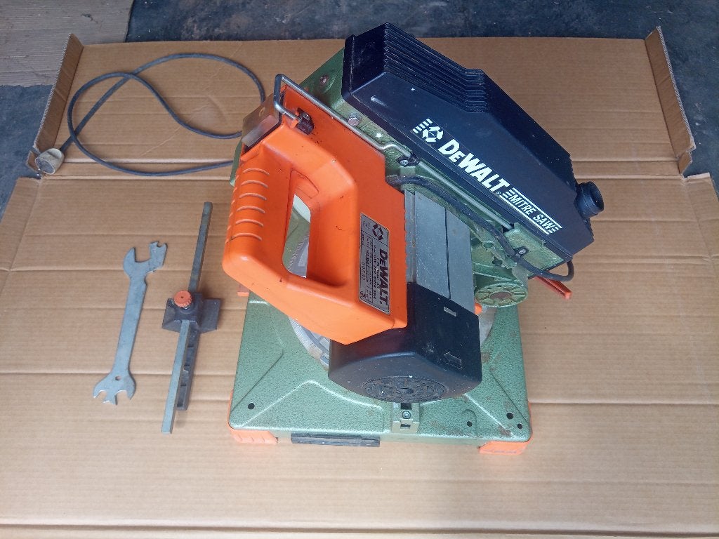 Afkort zaag Mitre saw DeWalt 220V, Doe-het-zelf en Bouw, Gereedschap | Zaagmachines, Ophalen, Gebruikt, 70 mm of meer, 600 tot 1200 watt