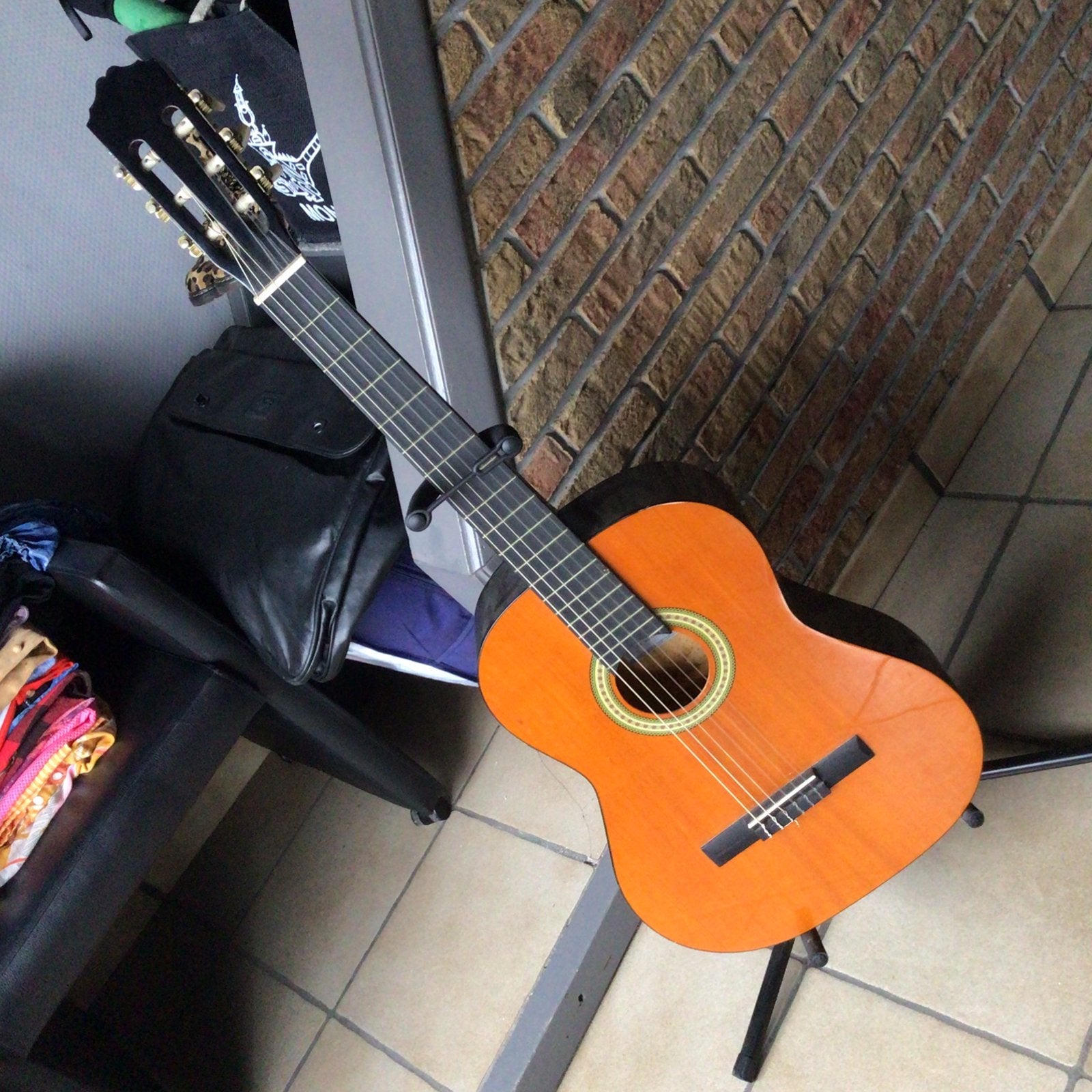 Guitare classique pour debutant + pied poser etat  prix 60€, Ophalen, Zo goed als nieuw
