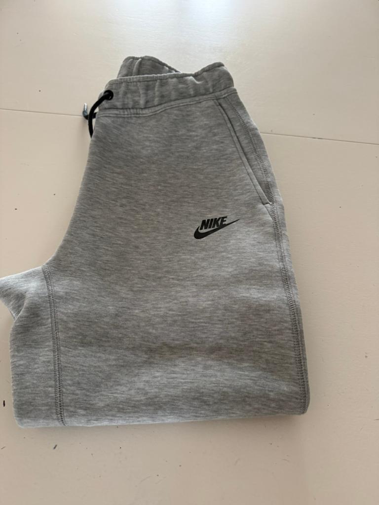Joggingbroek Nike grijs, Kinderen en Baby's, Kinderkleding | Maat 152, Ophalen of Verzenden, Zo goed als nieuw