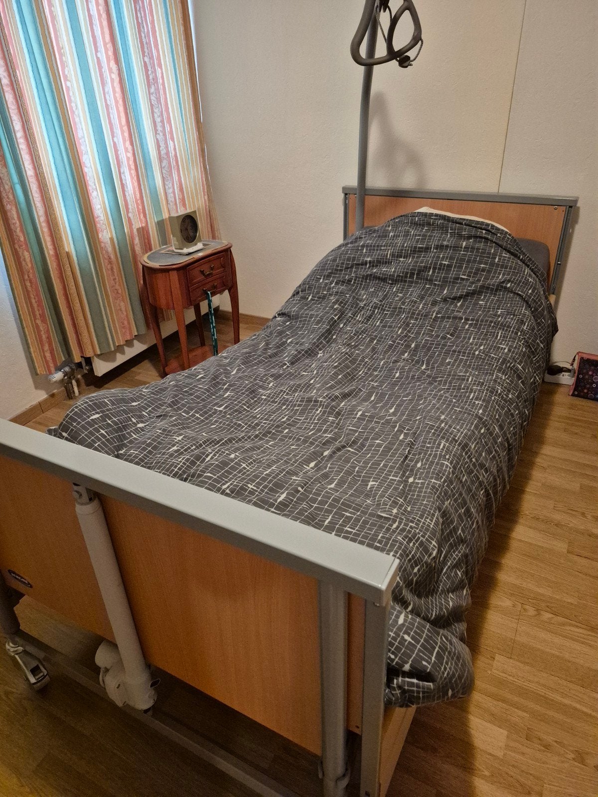 Ziekenhuisbed elektrisch., Huis en Inrichting, Ophalen, Zo goed als nieuw, Eenpersoons