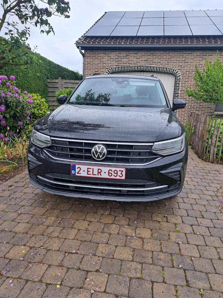 Volkswagen tiguan 150pk van 2021 aan een zeer scherpe prijs, Auto's, Voorwielaandrijving, Zwart, Handgeschakeld, Particulier