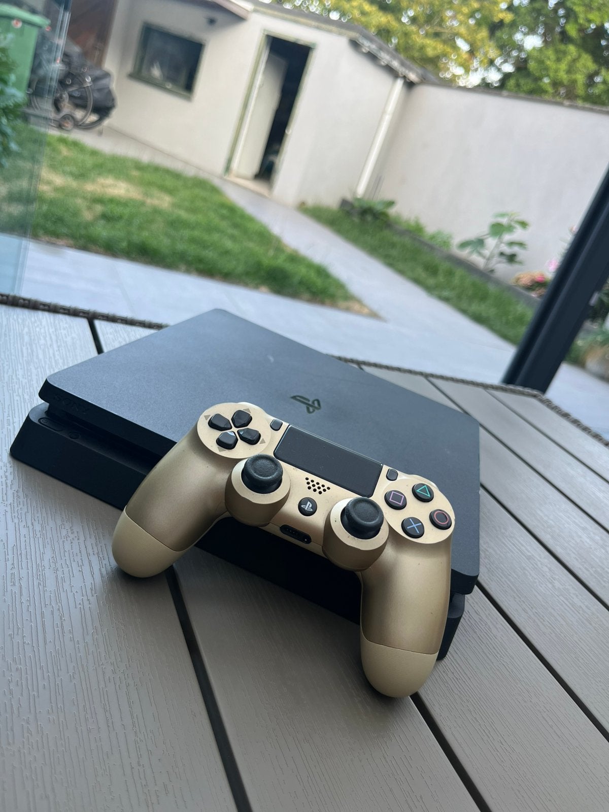 PS4 + Controller + 3 Games (RDR2, Minecraft, R6S, Avec 1 manette, Enlèvement, Utilisé, 1 TB