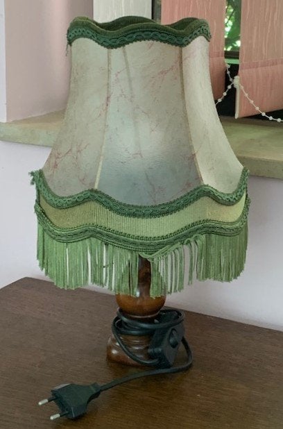 Vintage tafellamp met groene kap met franjes, Huis en Inrichting, Ophalen, Gebruikt, 25 tot 50 cm