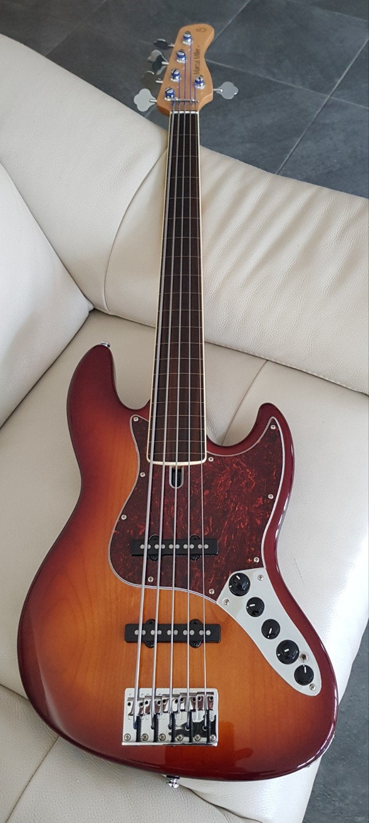 Sire Marcus Miller V7 (1e gen) Fretless 5-string, Musique & Instruments, Instruments à corde | Guitares | Basses, 5 cordes, Enlèvement