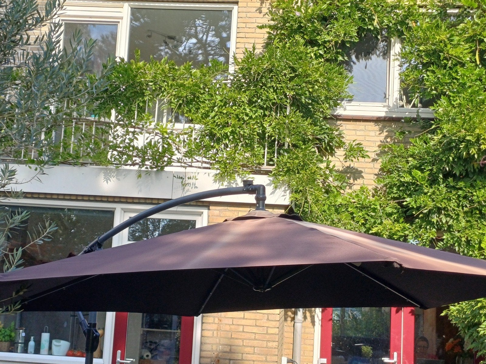Zeer nette zweefparasol incl parasolvoet & 4x parasoltegels, Tuin en Terras, Ophalen, 3 tot 4 meter, Zweefparasol, Verstelbaar
